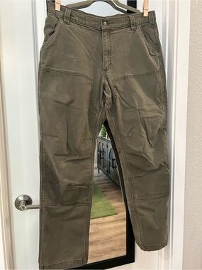 Carhartt green men’s work pants cargo pants. Relaxed fit. Size 36x32. Heavy duty